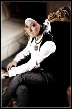 Türbanlı popçu Özlem Ay 