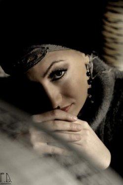 Türbanlı popçu Özlem Ay 