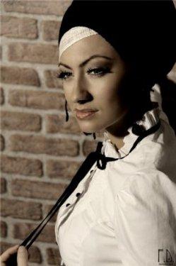 Türbanlı popçu Özlem Ay 