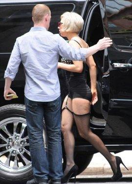 Kendini açlıktan öldürüyor