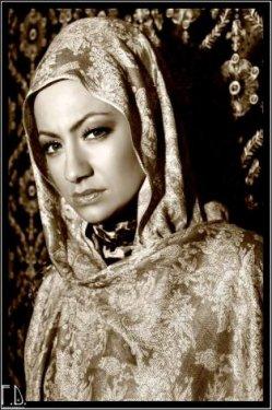 Türbanlı popçu Özlem Ay 