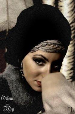 Türbanlı popçu Özlem Ay 