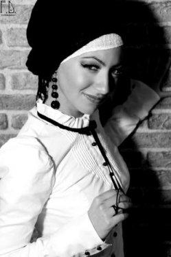 Türbanlı popçu Özlem Ay 