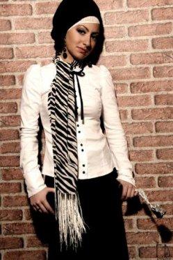 Türbanlı popçu Özlem Ay 