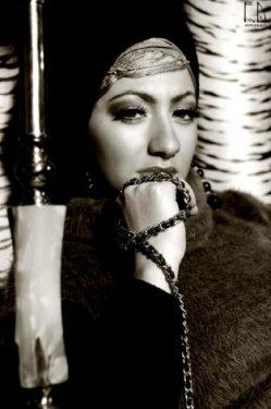 Türbanlı popçu Özlem Ay 