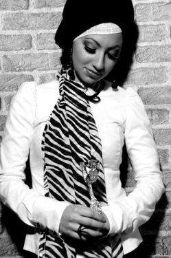 Türbanlı popçu Özlem Ay 