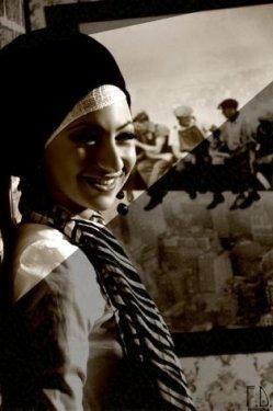 Türbanlı popçu Özlem Ay 