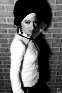 Türbanlı popçu Özlem Ay 