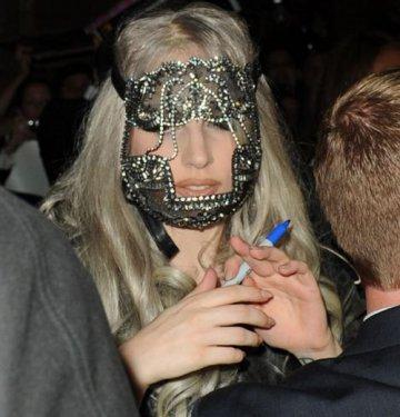 Kendini açlıktan öldürüyor