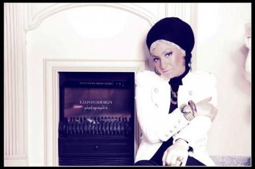 Türbanlı popçu Özlem Ay 