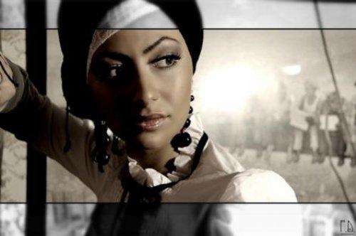 Türbanlı popçu Özlem Ay 