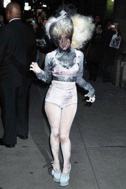 Kendini açlıktan öldürüyor