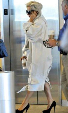 Kendini açlıktan öldürüyor