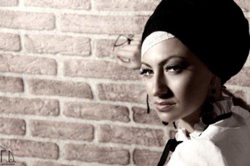 Türbanlı popçu Özlem Ay 