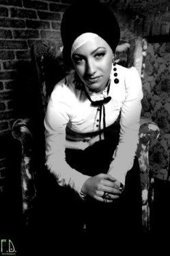 Türbanlı popçu Özlem Ay 