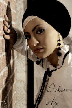 Türbanlı popçu Özlem Ay 