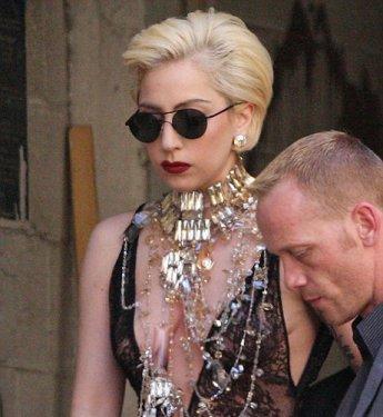 Kendini açlıktan öldürüyor