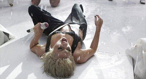 Kendini açlıktan öldürüyor