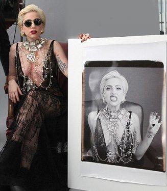 Kendini açlıktan öldürüyor