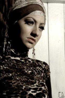 Türbanlı popçu Özlem Ay 