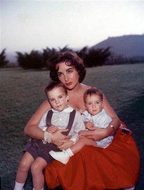 Elizabeth Taylor'un  79 yıla sığan hayatı 