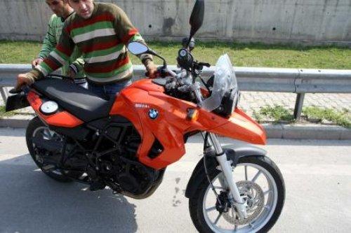 Motosikletiyle doktorun otomobiline çarptı - Resim 5