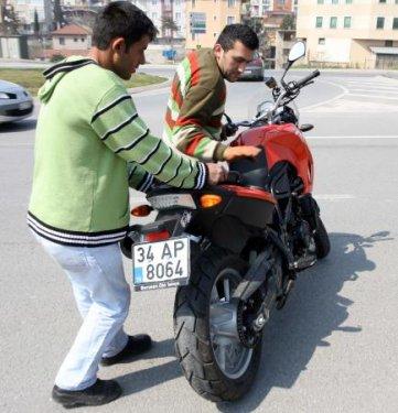 Motosikletiyle doktorun otomobiline çarptı - Resim 1
