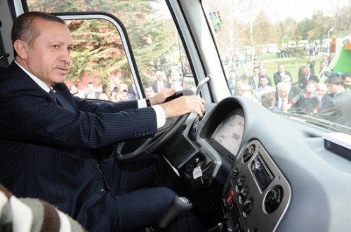 Başbakan Erdoğan çöp kamyonu kullandı - Resim 1