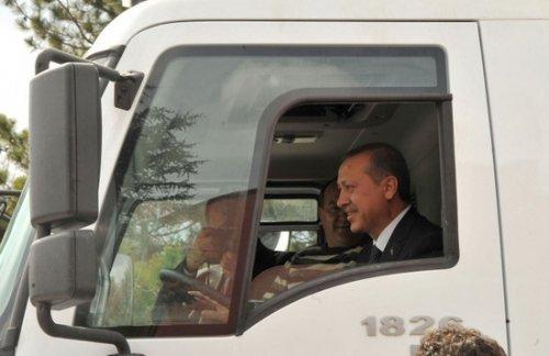 Başbakan Erdoğan çöp kamyonu kullandı - Resim 5