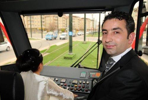 Vatmanlar tramvayda evlendi - Resim 1