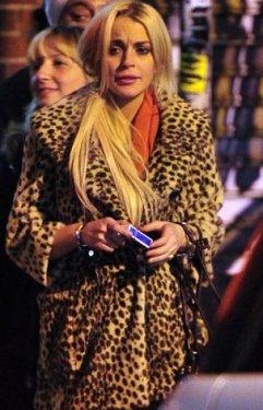 Lindsay Lohan kaldırımı öptü  - Resim 7