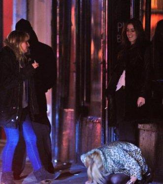 Lindsay Lohan kaldırımı öptü  - Resim 1