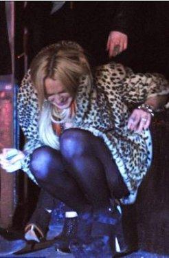 Lindsay Lohan kaldırımı öptü  - Resim 5