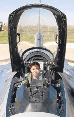 Dünyada okyanus aşan ilk kadın savaş pilotu