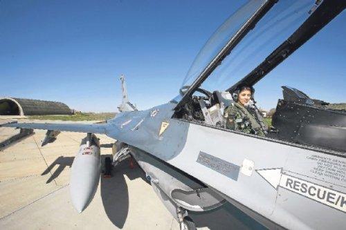 Dünyada okyanus aşan ilk kadın savaş pilotu
