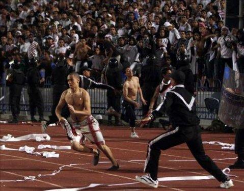 60 bin taraftar hakeme saldırdı