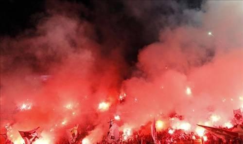 60 bin taraftar hakeme saldırdı