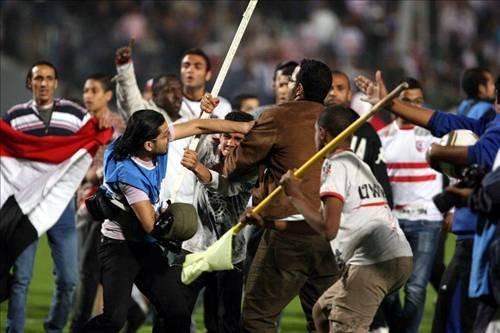 60 bin taraftar hakeme saldırdı