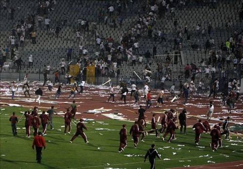 60 bin taraftar hakeme saldırdı