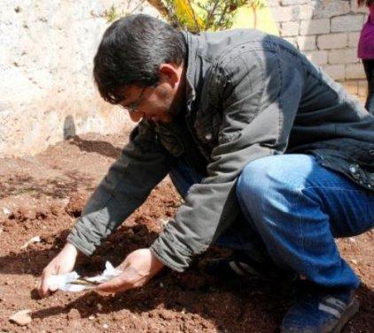 Öcalan'ın evinde toprak kapma yarışı - Resim 11