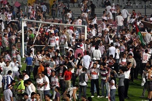 60 bin taraftar hakeme saldırdı