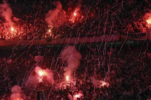 60 bin taraftar hakeme saldırdı