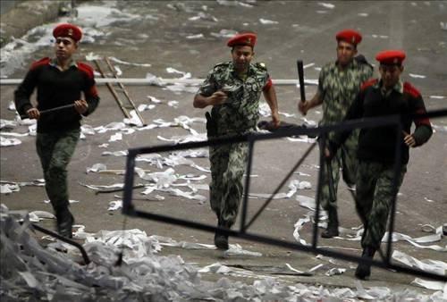 60 bin taraftar hakeme saldırdı