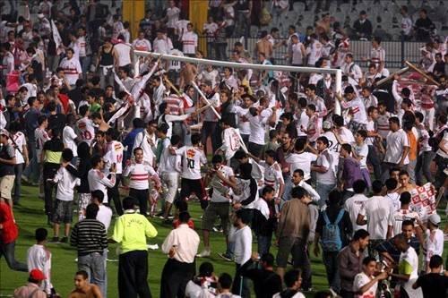 60 bin taraftar hakeme saldırdı