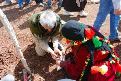 Öcalan'ın evinde toprak kapma yarışı - Resim 8