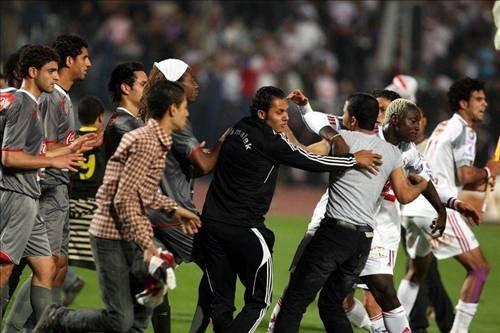 60 bin taraftar hakeme saldırdı