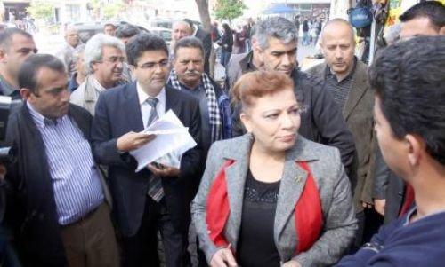 İmamın Ordusu'nu okuyan CHP'li adaya polis müdahalesi - Resim 1