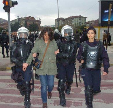 Üniversite öğrencilerine polis müdahalesi - Resim 11