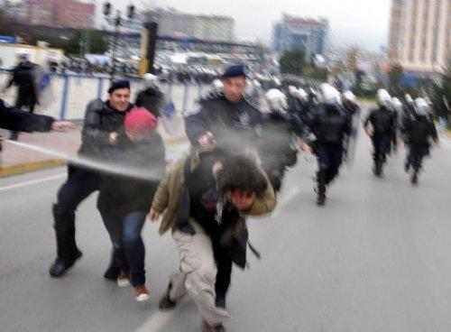 Üniversite öğrencilerine polis müdahalesi - Resim 2