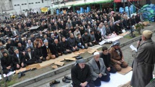 Cami yerine çadırda namaz - Resim 12